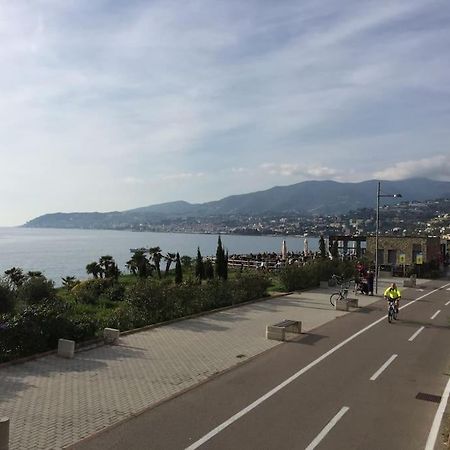 Casa Noemi, A Pochi Passi Dalle Spiagge E Dal Centro Di Arma Di Taggia. Arma di Taggia Exterior foto