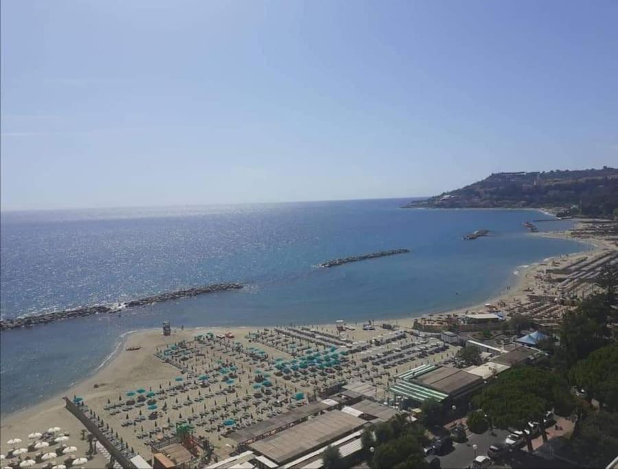 Casa Noemi, A Pochi Passi Dalle Spiagge E Dal Centro Di Arma Di Taggia. Arma di Taggia Exterior foto
